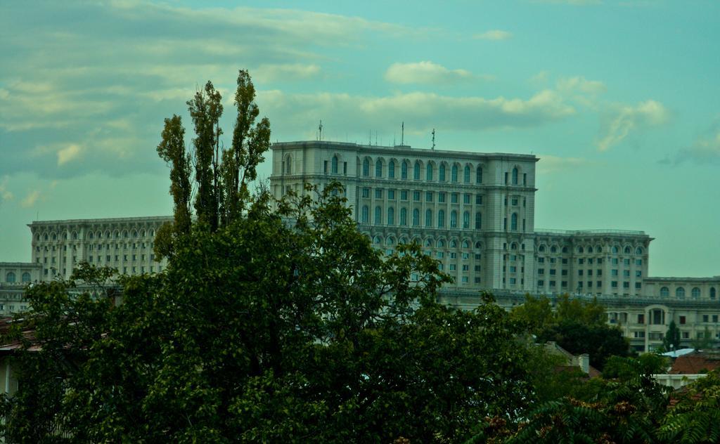 Dracula Adventure Tours Accommodation Бухарест Екстер'єр фото