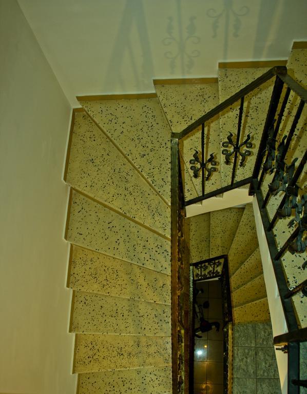 Dracula Adventure Tours Accommodation Бухарест Номер фото