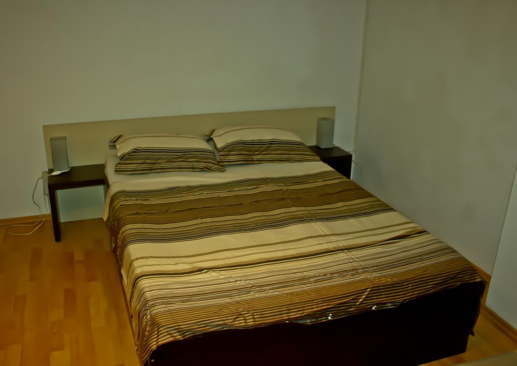 Dracula Adventure Tours Accommodation Бухарест Екстер'єр фото